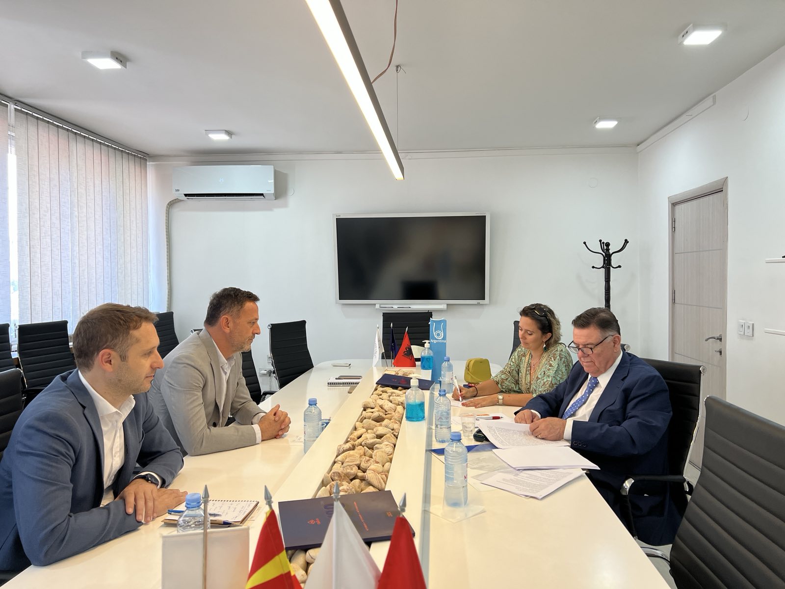 Трговска размена меѓу РСМ и Аргентина-СКСЗМ на средба со амбасадорот Атанасоф