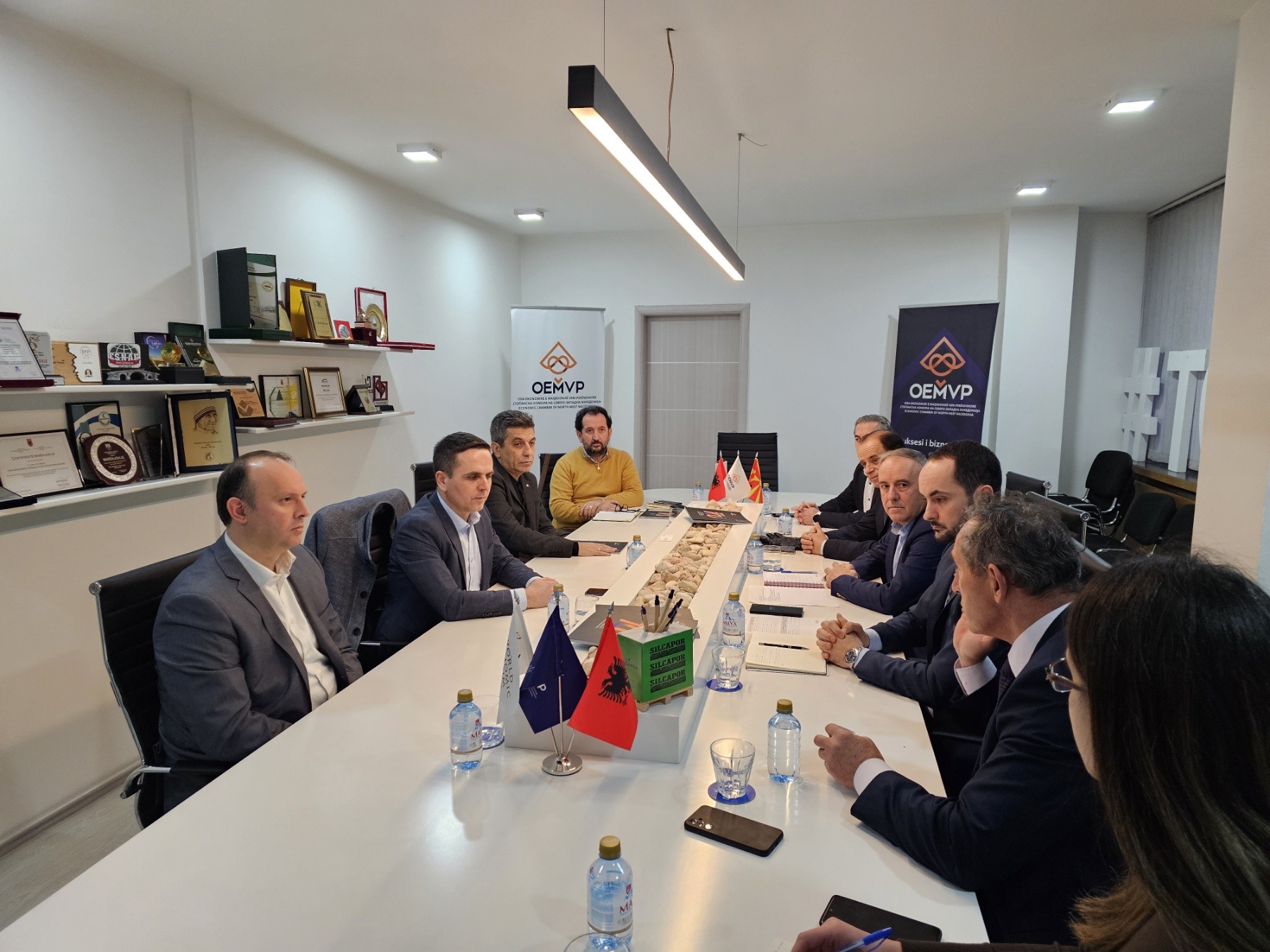 “OEMVP takon Opozitën shqiptare: Diskutojnë ekonominë dhe biznesin – kërkohet zgjidhje e problemeve”