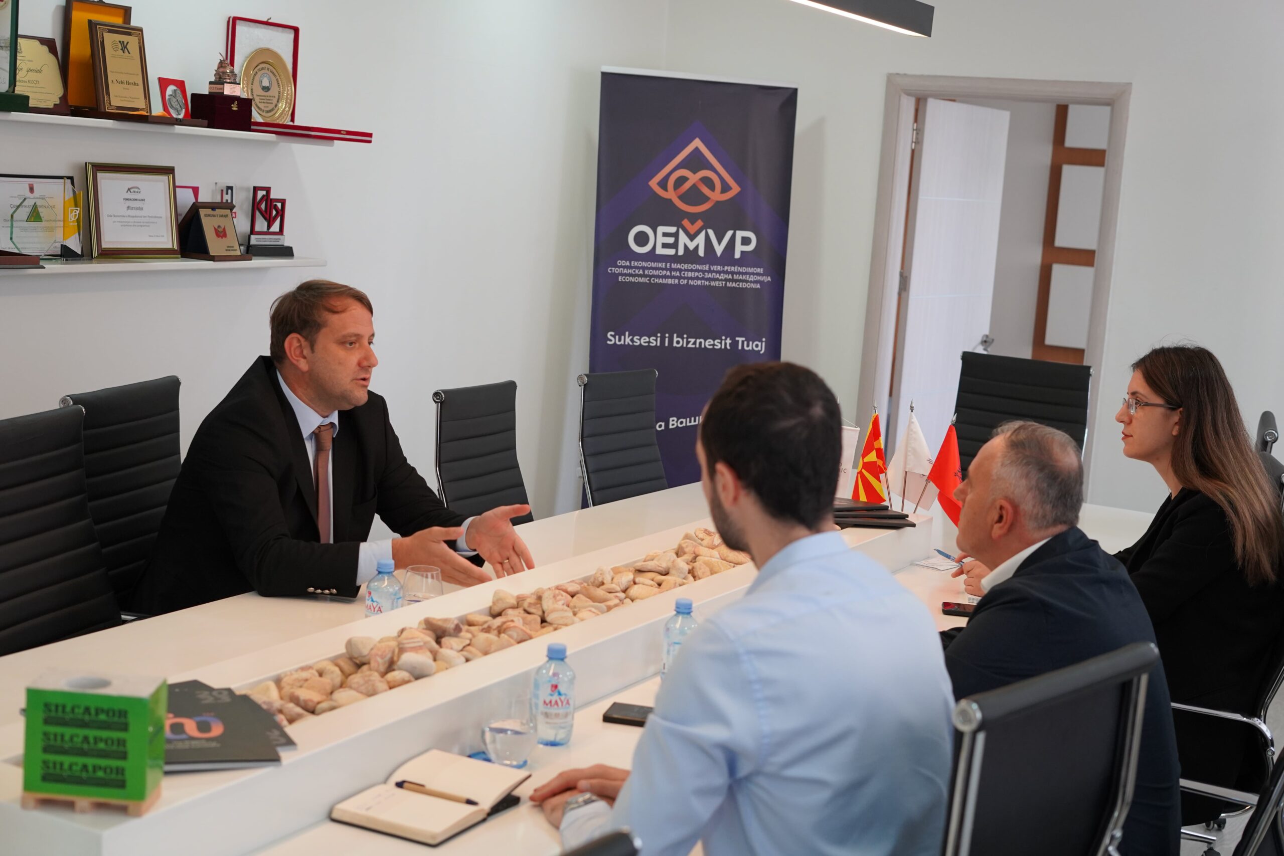 Претседателот Qyra го пречека амбасадорот на Република Косово во Северна Македонија, г. Флоријан Ќехаја. Во акцент надминувањето на меѓу државните економски бариери